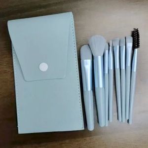 NIP 8 Piece Set of Soft Makeup Brushes with Portable Carrying Case in Blue!